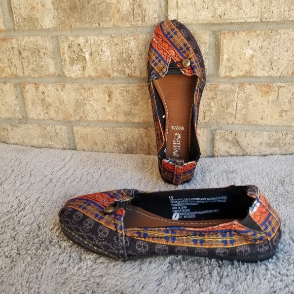 Maj Pole Slip On Ballet Flats Black Gold Orange Tribal Skull Shoes (Womens 5/6) - Picture 2 of 9